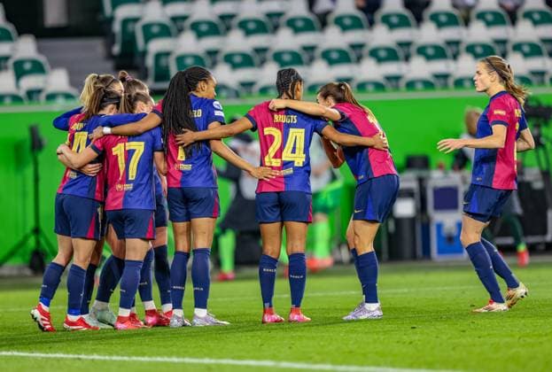 GER, Wolfsburg, VfL Wolfsburg vs FC Barcelona, Barca Women s Champions League, Fussball, UEFA, Spielzeit 2024 2025, Volkswagen Arena, Viertelfinale, im Bild: Eigentor durch Caitlin Dijkstra (VfL Wolfsburg 3), Spielerinnen um Ewa Pajor (FC Barcelona 17) feiern das Tor DFB DFL REGULATIONS PROHIBIT ANY USE OF PHOTOGRAPHS AS IMAGE SEQUENCES AND OR QUASI-VIDEO, 19.03.2025, Copyright: HMBxMedia HendrikxHamelau