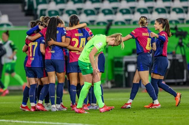 Sport Bilder des Tages GER, Wolfsburg, VfL Wolfsburg vs FC Barcelona, Barca Women s Champions League, Fussball, UEFA, Spielzeit 2024 2025, Volkswagen Arena, Viertelfinale, im Bild: Eigentor durch Caitlin Dijkstra (VfL Wolfsburg 3), Spielerinnen um Ewa Pajor (FC Barcelona 17) feiern das Tor DFB DFL REGULATIONS PROHIBIT ANY USE OF PHOTOGRAPHS AS IMAGE SEQUENCES AND OR QUASI-VIDEO, 19.03.2025, Copyright: HMBxMedia HendrikxHamelau