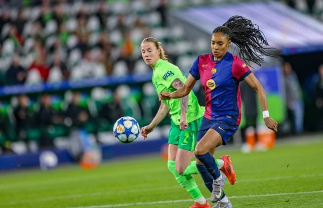 GER, Wolfsburg, VfL Wolfsburg vs FC Barcelona, Barca Women s Champions League, Fussball, UEFA, Spielzeit 2024 2025, Volkswagen Arena, Viertelfinale, im Bild v.l.: Lynn Wilms (Vfl Wolfsburg 2), Salma Paralluelo (FC Barcelona 7) DFB DFL REGULATIONS PROHIBIT ANY USE OF PHOTOGRAPHS AS IMAGE SEQUENCES AND OR QUASI-VIDEO, 19.03.2025, Copyright: HMBxMedia HendrikxHamelau