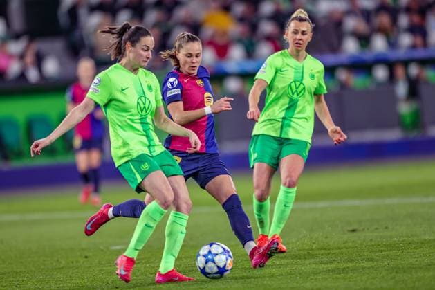 GER, Wolfsburg, VfL Wolfsburg vs FC Barcelona, Barca Women s Champions League, Fussball, UEFA, Spielzeit 2024 2025, Volkswagen Arena, Viertelfinale, im Bild v.l.: Caitlin Dijkstra (VfL Wolfsburg 3), Ewa Pajor (FC Barcelona 17) DFB DFL REGULATIONS PROHIBIT ANY USE OF PHOTOGRAPHS AS IMAGE SEQUENCES AND OR QUASI-VIDEO, 19.03.2025, Copyright: HMBxMedia HendrikxHamelau