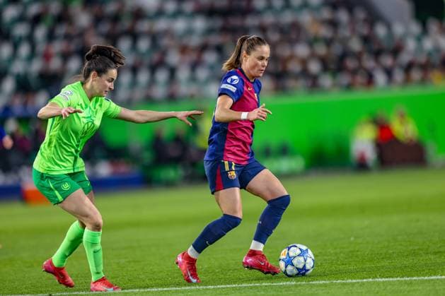 GER, Wolfsburg, VfL Wolfsburg vs FC Barcelona, Barca Women s Champions League, Fussball, UEFA, Spielzeit 2024 2025, Volkswagen Arena, Viertelfinale, im Bild v.l.: Caitlin Dijkstra (VfL Wolfsburg 3), Ewa Pajor (FC Barcelona 17) DFB DFL REGULATIONS PROHIBIT ANY USE OF PHOTOGRAPHS AS IMAGE SEQUENCES AND OR QUASI-VIDEO, 19.03.2025, Copyright: HMBxMedia HendrikxHamelau