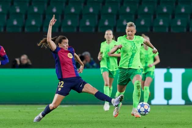 Patri Guijarro FC Barcelona, Barca und Alexandra Popp (VfL Wolfsburg) kaempfen um den Ball, UEFA Women s Champions League Quarter Finals First Leg, VfL Wolfsburg and FC Barcelona, Volkswagen-Arena am 19. March 2025 in Wolfsburg, Deutschland. (Foto von Marco Steinbrenner DeFodi Images) Patri Guijarro (FC Barcelona) und Alexandra Popp (VfL Wolfsburg) battle for the ball, UEFA Women s Champions League Quarter Finals First Leg, VfL Wolfsburg and FC Barcelona, Volkswagen-Arena, March 19, 2025 in Wolfsburg, Germany. (Photo by Marco Steinbrenner DeFodi Images)