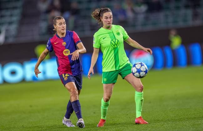 GER, Wolfsburg, VfL Wolfsburg vs FC Barcelona, Barca Women s Champions League, Fussball, UEFA, Spielzeit 2024 2025, Volkswagen Arena, Viertelfinale, im Bild v.l.: Patri Guijarro (FC Barcelona 12), Caitlin Dijkstra (VfL Wolfsburg 3) DFB DFL REGULATIONS PROHIBIT ANY USE OF PHOTOGRAPHS AS IMAGE SEQUENCES AND OR QUASI-VIDEO, 19.03.2025, Copyright: HMBxMedia HendrikxHamelau