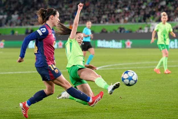 Aitana Bonmati FC Barcelona, Barca Frauen, 14) und Joelle Wedemeyer (VfL Wolfsburg Frauen, 24) GER, VfL Wolfsburg vs. FC Barcelona, Fussball, UEFA Womens Champions League, Viertelfinale Hinspiel, Saison 2024 2025, 19.03.2025 GER, VfL Wolfsburg vs. FC Barcelona, Fussball, UEFA Womens Champions League, Viertelfinale Hinspiel, Saison 2024 2025, 19.03.2025 Wolfsburg Copyright: xEibner-Pressefoto ScottxColemanx EP_SCN