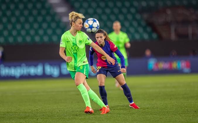 GER, Wolfsburg, VfL Wolfsburg vs FC Barcelona, Barca Women s Champions League, Fussball, UEFA, Spielzeit 2024 2025, Volkswagen Arena, Viertelfinale, im Bild v.l.: Lena Lattwein (Vfl Wolfsburg 8), Aitana Bonmati (FC Barcelona 14) DFB DFL REGULATIONS PROHIBIT ANY USE OF PHOTOGRAPHS AS IMAGE SEQUENCES AND OR QUASI-VIDEO, 19.03.2025, Copyright: HMBxMedia HendrikxHamelau