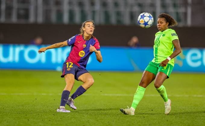 GER, Wolfsburg, VfL Wolfsburg vs FC Barcelona, Barca Women s Champions League, Fussball, UEFA, Spielzeit 2024 2025, Volkswagen Arena, Viertelfinale, im Bild v.l.: Patri Guijarro (FC Barcelona 12), Lineth Beerensteyn (Vfl Wolfsburg 9) DFB DFL REGULATIONS PROHIBIT ANY USE OF PHOTOGRAPHS AS IMAGE SEQUENCES AND OR QUASI-VIDEO, 19.03.2025, Copyright: HMBxMedia HendrikxHamelau