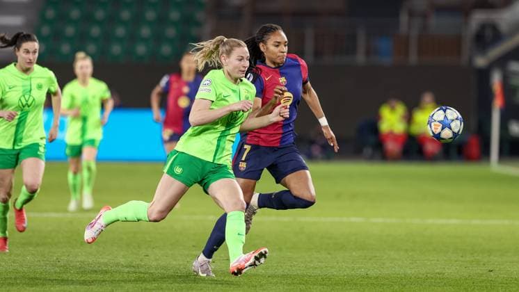 v.li.: Sarai Linder (VfL Wolfsburg, 39) und Salma Paralluelo FC Barcelona, Barca 7) im Zweikampf, Duell, Dynamik, Aktion, Action, Spielszene, 19.03.2025, Wolfsburg (Deutschland), Fussball, UEFA Womens Champions League, VfL Wolfsburg - FC Barcelona