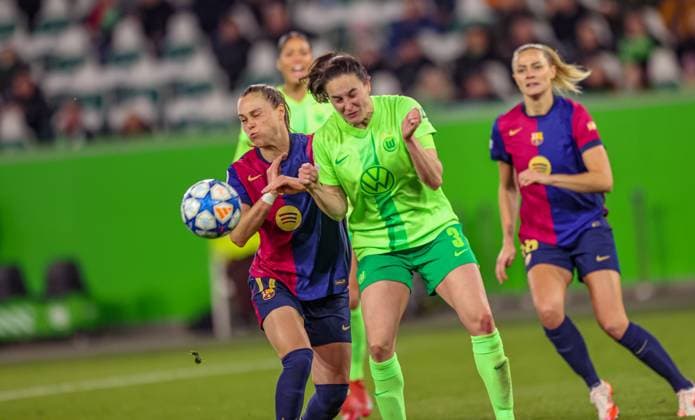 GER, Wolfsburg, VfL Wolfsburg vs FC Barcelona, Barca Women s Champions League, Fussball, UEFA, Spielzeit 2024 2025, Volkswagen Arena, Viertelfinale, im Bild v.l.: Ewa Pajor (FC Barcelona 17), Caitlin Dijkstra (VfL Wolfsburg 3) DFB DFL REGULATIONS PROHIBIT ANY USE OF PHOTOGRAPHS AS IMAGE SEQUENCES AND OR QUASI-VIDEO, 19.03.2025, Copyright: HMBxMedia HendrikxHamelau