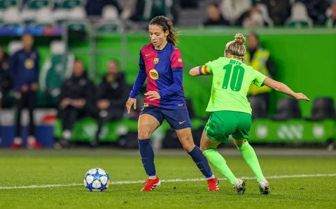 GER, Wolfsburg, VfL Wolfsburg vs FC Barcelona, Barca Women s Champions League, Fussball, UEFA, Spielzeit 2024 2025, Volkswagen Arena, Viertelfinale, im Bild v.l.: Aitana Bonmati (FC Barcelona 14), Svenja Huth (Vfl Wolfsburg 10) DFB DFL REGULATIONS PROHIBIT ANY USE OF PHOTOGRAPHS AS IMAGE SEQUENCES AND OR QUASI-VIDEO, 19.03.2025, Copyright: HMBxMedia HendrikxHamelau
