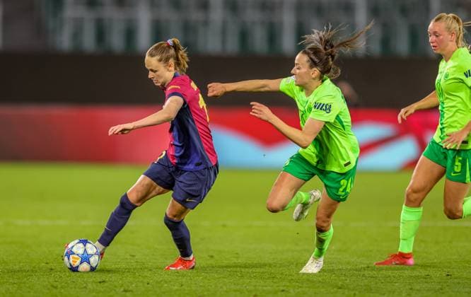 GER, Wolfsburg, VfL Wolfsburg vs FC Barcelona, Barca Women s Champions League, Fussball, UEFA, Spielzeit 2024 2025, Volkswagen Arena, Viertelfinale, im Bild v.l.: Caroline Graham Hansen (FC Barcelona 10) Joelle Wedemeyer (Vfl Wolfsburg 24) DFB DFL REGULATIONS PROHIBIT ANY USE OF PHOTOGRAPHS AS IMAGE SEQUENCES AND OR QUASI-VIDEO, 19.03.2025, Copyright: HMBxMedia HendrikxHamelau