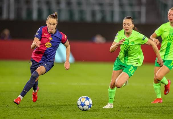 GER, Wolfsburg, VfL Wolfsburg vs FC Barcelona, Barca Women s Champions League, Fussball, UEFA, Spielzeit 2024 2025, Volkswagen Arena, Viertelfinale, im Bild v.l.: Caroline Graham Hansen (FC Barcelona 10) Joelle Wedemeyer (Vfl Wolfsburg 24) DFB DFL REGULATIONS PROHIBIT ANY USE OF PHOTOGRAPHS AS IMAGE SEQUENCES AND OR QUASI-VIDEO, 19.03.2025, Copyright: HMBxMedia HendrikxHamelau
