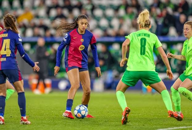 GER, Wolfsburg, VfL Wolfsburg vs FC Barcelona, Barca Women s Champions League, Fussball, UEFA, Spielzeit 2024 2025, Volkswagen Arena, Viertelfinale, im Bild v.l.: Sydney Schertenleib (FC Barcelona 30), Lena Lattwein (Vfl Wolfsburg 8) DFB DFL REGULATIONS PROHIBIT ANY USE OF PHOTOGRAPHS AS IMAGE SEQUENCES AND OR QUASI-VIDEO, 19.03.2025, Copyright: HMBxMedia HendrikxHamelau