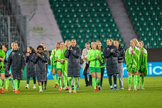 GER, Wolfsburg, VfL Wolfsburg vs FC Barcelona, Barca Women s Champions League, Fussball, UEFA, Spielzeit 2024 2025, Volkswagen Arena, Viertelfinale, im Bild: enttäuschte Spielerinnen des Vfl Wolfsburg nach der Niederlage gegen den FC Barcelona DFB DFL REGULATIONS PROHIBIT ANY USE OF PHOTOGRAPHS AS IMAGE SEQUENCES AND OR QUASI-VIDEO, 19.03.2025, Copyright: HMBxMedia HendrikxHamelau