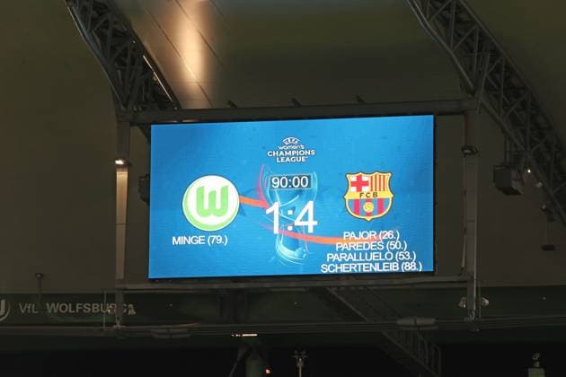 Frauen UWCL: VfL Wolfsburg vs FC Barcelona, Barca Wolfsburg, 19.03.2025, Fußball, Frauen, Saison 24 25, Women s Champions League, Viertelfinale, Hinspiel, VfL Wolfsburg vs FC Barcelona, Bild zeigt: Die Anzeigetafel zeigt das Endergebnis 1:4 Wolfsburg