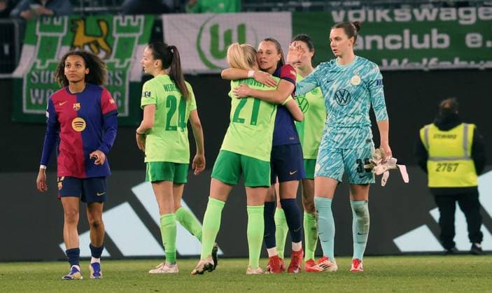 Frauen UWCL: VfL Wolfsburg vs FC Barcelona, Barca Wolfsburg, 19.03.2025, Fußball, Frauen, Saison 24 25, Women s Champions League, Viertelfinale, Hinspiel, VfL Wolfsburg vs FC Barcelona, Bild zeigt: Emotionen nach dem Abpfiff: Ewa Pajor (FCB, 17) mit Rebecka Blomqvist (VfL, 21) Wolfsburg