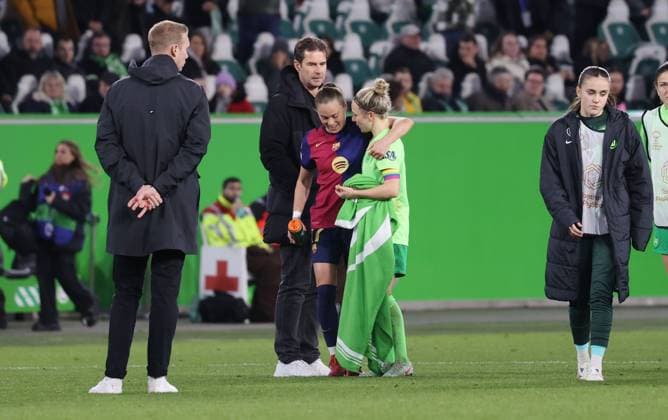 Frauen UWCL: VfL Wolfsburg vs FC Barcelona, Barca Wolfsburg, 19.03.2025, Fußball, Frauen, Saison 24 25, Women s Champions League, Viertelfinale, Hinspiel, VfL Wolfsburg vs FC Barcelona, Bild zeigt: Emotionen nach dem Abpfiff: Ewa Pajor (FCB, 17) mit Svenja Huth (VfL, 10) und Ralf Kellermann Wolfsburg