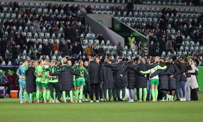 Frauen UWCL: VfL Wolfsburg vs FC Barcelona, Barca Wolfsburg, 19.03.2025, Fußball, Frauen, Saison 24 25, Women s Champions League, Viertelfinale, Hinspiel, VfL Wolfsburg vs FC Barcelona, Bild zeigt: Emotionen nach dem Abpfiff: Ansprache von VfL-Trainer Tommy Stroot Wolfsburg