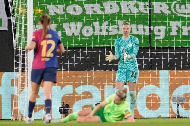 Anneke Borbe (VfL Wolfsburg Frauen, 30) reagiert nach einem defensiven Spielzug von Svenja Huth (VfL Wolfsburg Frauen, 10) GER, VfL Wolfsburg vs. FC Barcelona, Barca Fussball, UEFA Womens Champions League, Viertelfinale Hinspiel, Saison 2024 2025, 19.03.2025 GER, VfL Wolfsburg vs. FC Barcelona, Fussball, UEFA Womens Champions League, Viertelfinale Hinspiel, Saison 2024 2025, 19.03.2025 Wolfsburg Copyright: xEibner-Pressefoto ScottxColemanx EP_SCN