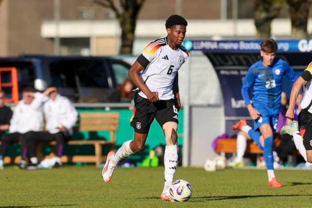 Winners Osawe (Germany) kontrolliert den Ball, UEFA Under19 EURO Qualifier, EM, Europameisterschaft Germany U19 and Slovenia U19, Droemlingstadion am 19. March 2025 in Wolfsburg, Deutschland. (Foto von Marco Steinbrenner DeFodi Images) Winners Osawe (Germany) controls the ball, UEFA Under19 EURO Qualifier, Germany U19 and Slovenia U19, Droemlingstadium, March 19, 2025 in Wolfsburg, Germany. (Photo by Marco Steinbrenner DeFodi Images)