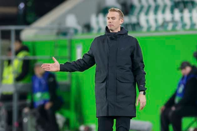 Trainer Tommy Stroot (VfL Wolfsburg) gestikuliert, UEFA Women s Champions League Quarter Finals First Leg, VfL Wolfsburg and FC Barcelona, Barca Volkswagen-Arena am 19. March 2025 in Wolfsburg, Deutschland. (Foto von Marco Steinbrenner DeFodi Images) Trainer Tommy Stroot (VfL Wolfsburg) gestures, UEFA Women s Champions League Quarter Finals First Leg, VfL Wolfsburg and FC Barcelona, Volkswagen-Arena, March 19, 2025 in Wolfsburg, Germany. (Photo by Marco Steinbrenner DeFodi Images)