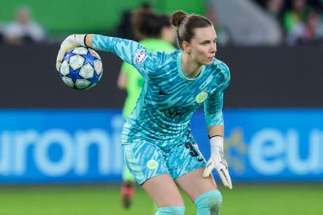Torhueterin Anneke Borbe (VfL Wolfsburg) kontrolliert den Ball, UEFA Women s Champions League Quarter Finals First Leg, VfL Wolfsburg and FC Barcelona, Barca Volkswagen-Arena am 19. March 2025 in Wolfsburg, Deutschland. (Foto von Marco Steinbrenner DeFodi Images) Torhueterin Anneke Borbe (VfL Wolfsburg) controls the ball, UEFA Women s Champions League Quarter Finals First Leg, VfL Wolfsburg and FC Barcelona, Volkswagen-Arena, March 19, 2025 in Wolfsburg, Germany. (Photo by Marco Steinbrenner DeFodi Images)