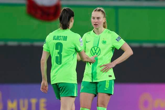 Caitlin Dijkstra (VfL Wolfsburg) und Janina Minge (VfL Wolfsburg) schauen enttaeuscht, UEFA Women s Champions League Quarter Finals First Leg, VfL Wolfsburg and FC Barcelona, Barca Volkswagen-Arena am 19. March 2025 in Wolfsburg, Deutschland. (Foto von Marco Steinbrenner DeFodi Images) Caitlin Dijkstra (VfL Wolfsburg) und Janina Minge (VfL Wolfsburg) look dejected, UEFA Women s Champions League Quarter Finals First Leg, VfL Wolfsburg and FC Barcelona, Volkswagen-Arena, March 19, 2025 in Wolfsburg, Germany. (Photo by Marco Steinbrenner DeFodi Images)