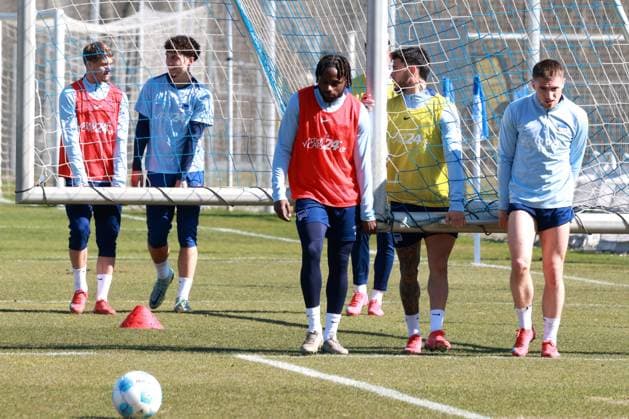 DEU, DFL, 2. FBL Hertha BSC, Training, 20.03.2025, Sportforum, Berlin, DEU, DFL, 2. FBL Hertha BSC, Training, im Bild Tortraeger Deyovaisio Zeefuik (Hertha BSC Berlin 42), Kevin Sessa (Hertha BSC Berlin 8), Jonjoe Kenny (Hertha BSC Berlin 16) DFL - regulations prohibit any use of Photographs as image sequences and or quasi-video Foto: Juergen Engler nordphoto GmbH