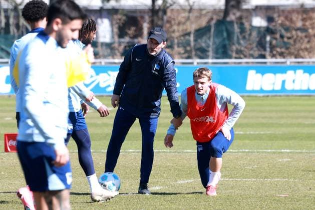 DEU, DFL, 2. FBL Hertha BSC, Training, 20.03.2025, Sportforum, Berlin, DEU, DFL, 2. FBL Hertha BSC, Training, im Bild Cheftrainer Stefan Leitl (Hertha BSC Berlin), Michael Cuisance (Hertha BSC Berlin 27) DFL - regulations prohibit any use of Photographs as image sequences and or quasi-video Foto: Juergen Engler nordphoto GmbH