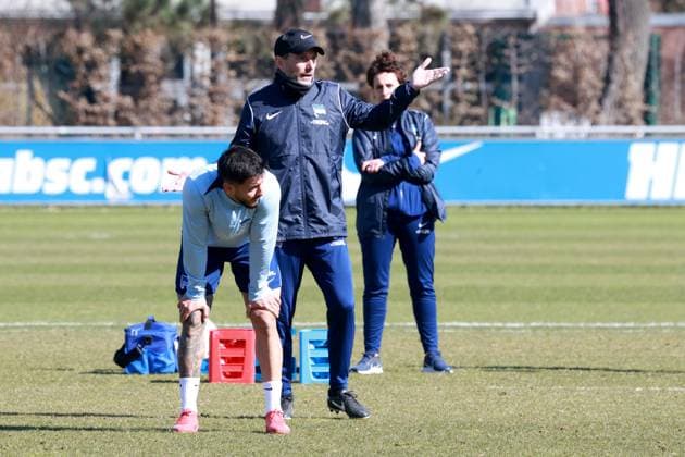 DEU, DFL, 2. FBL Hertha BSC, Training, 20.03.2025, Sportforum, Berlin, DEU, DFL, 2. FBL Hertha BSC, Training, im Bild Cheftrainer Stefan Leitl (Hertha BSC Berlin), Kevin Sessa (Hertha BSC Berlin 8) DFL - regulations prohibit any use of Photographs as image sequences and or quasi-video Foto: Juergen Engler nordphoto GmbH
