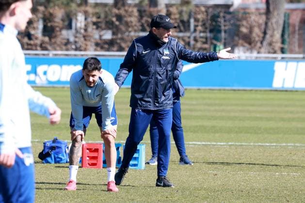 DEU, DFL, 2. FBL Hertha BSC, Training, 20.03.2025, Sportforum, Berlin, DEU, DFL, 2. FBL Hertha BSC, Training, im Bild Cheftrainer Stefan Leitl (Hertha BSC Berlin), Kevin Sessa (Hertha BSC Berlin 8) DFL - regulations prohibit any use of Photographs as image sequences and or quasi-video Foto: Juergen Engler nordphoto GmbH