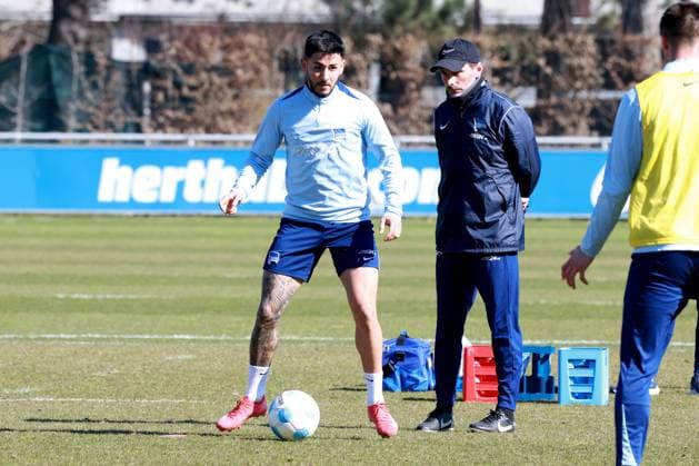 DEU, DFL, 2. FBL Hertha BSC, Training, 20.03.2025, Sportforum, Berlin, DEU, DFL, 2. FBL Hertha BSC, Training, im Bild Cheftrainer Stefan Leitl (Hertha BSC Berlin), Kevin Sessa (Hertha BSC Berlin 8) DFL - regulations prohibit any use of Photographs as image sequences and or quasi-video Foto: Juergen Engler nordphoto GmbH