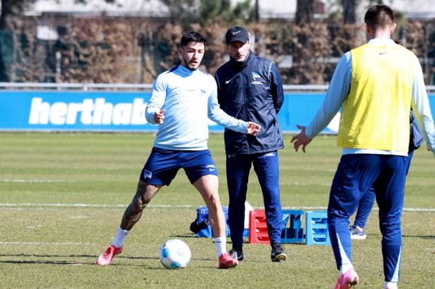 DEU, DFL, 2. FBL Hertha BSC, Training, 20.03.2025, Sportforum, Berlin, DEU, DFL, 2. FBL Hertha BSC, Training, im Bild Cheftrainer Stefan Leitl (Hertha BSC Berlin), Kevin Sessa (Hertha BSC Berlin 8) DFL - regulations prohibit any use of Photographs as image sequences and or quasi-video Foto: Juergen Engler nordphoto GmbH