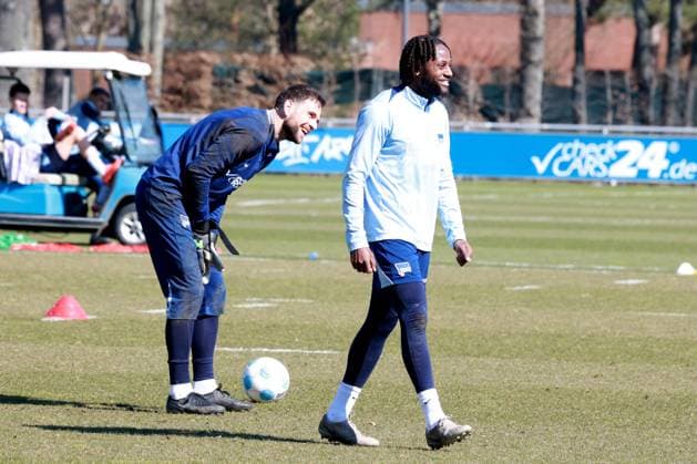 DEU, DFL, 2. FBL Hertha BSC, Training, 20.03.2025, Sportforum, Berlin, DEU, DFL, 2. FBL Hertha BSC, Training, im Bild Marius Gersbeck (Hertha BSC Berlin 35), Deyovaisio Zeefuik (Hertha BSC Berlin 42) DFL - regulations prohibit any use of Photographs as image sequences and or quasi-video Foto: Juergen Engler nordphoto GmbH