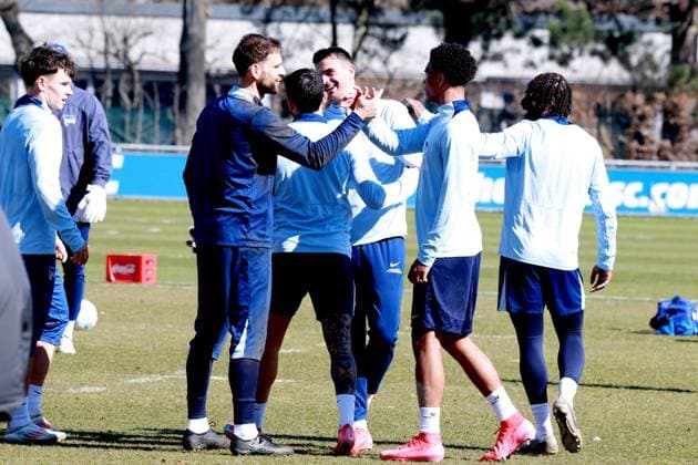 DEU, DFL, 2. FBL Hertha BSC, Training, 20.03.2025, Sportforum, Berlin, DEU, DFL, 2. FBL Hertha BSC, Training, im Bild Hertha-Spielerkreis, Marius Gersbeck (Hertha BSC Berlin 35), Smail Prevljak (Hertha BSC Berlin 9), h42 DFL - regulations prohibit any use of Photographs as image sequences and or quasi-video Foto: Juergen Engler nordphoto GmbH