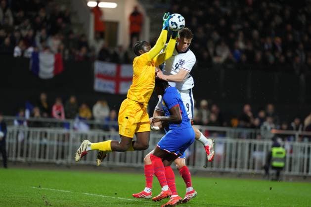 Liam Delap of England challenges Obed Nkambadio of France France U21, U 21 v England U21, International Friendly, Länderspiel, Nationalmannschaft Football, Stade du Moustoir, Lorient, France - 21 Mar 2025 EDITORIAL USE ONLY No use with unauthorised audio, video, data, fixture lists, club league logos or live services. Online in-match use limited to 120 images, no video emulation. No use in betting, games or single club league player publications. Copyright: xDavexWinter Shutterstockx 15215626aa