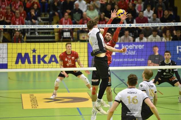 Darius Diefenbach (Barock Volleys MTV Ludwigsburg, 04) ueberwindet den Einzelblock von Yannick Menke (TV Rottenburg, 12) TV Rottenburg vs. Barock Volleys Ludwigsburg, Volleyball, 2. Bundesliga Sued, 24. Spieltag, Saison 2024 2025, 22.03.2025, TV Rottenburg vs. Barock Volleys Ludwigsburg, Volleyball, 2. Bundesliga Sued, 24. Spieltag, Saison 2024 2025, 22.03.2025 Rottenburg Copyright: xEibner-Pressefoto RalphxKunzex EP_RKE