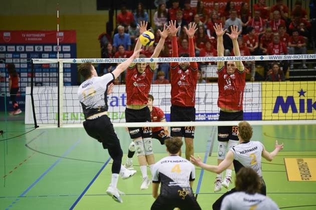 Tim Koepfli (Barock Volleys MTV Ludwigsburg, 16) im Angriff gegen einen Dreierblock von Niklas Lichtenauer (TV Rottenburg, 08), Yannick Menke (TV Rottenburg, 12) und Timon Schippmann (TV Rottenburg, 14) TV Rottenburg vs. Barock Volleys Ludwigsburg, Volleyball, 2. Bundesliga Sued, 24. Spieltag, Saison 2024 2025, 22.03.2025, TV Rottenburg vs. Barock Volleys Ludwigsburg, Volleyball, 2. Bundesliga Sued, 24. Spieltag, Saison 2024 2025, 22.03.2025 Rottenburg Copyright: xEibner-Pressefoto RalphxKunzex EP_RKE