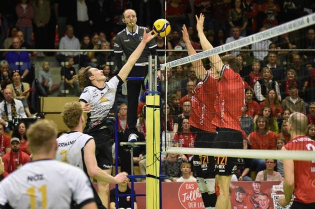 Ben-Simon Bonin (Barock Volleys MTV Ludwigsburg, 06) versucht den Ball am Block von Aurel Sprenger (TV Rottenburg, 17) und Jan Huber (TV Rottenburg, 03) vorbeizulegen TV Rottenburg vs. Barock Volleys Ludwigsburg, Volleyball, 2. Bundesliga Sued, 24. Spieltag, Saison 2024 2025, 22.03.2025, TV Rottenburg vs. Barock Volleys Ludwigsburg, Volleyball, 2. Bundesliga Sued, 24. Spieltag, Saison 2024 2025, 22.03.2025 Rottenburg Copyright: xEibner-Pressefoto RalphxKunzex EP_RKE