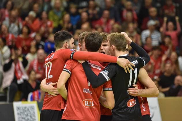 Freude, Jubel der Rottenburger vor voller Tribuene, von links in der ersten Reihe, Yannick Menke (TV Rottenburg, 12), David Dornauf (TV Rottenburg, 05), Robin Leber (TV Rottenburg, 11) TV Rottenburg vs. Barock Volleys Ludwigsburg, Volleyball, 2. Bundesliga Sued, 24. Spieltag, Saison 2024 2025, 22.03.2025, TV Rottenburg vs. Barock Volleys Ludwigsburg, Volleyball, 2. Bundesliga Sued, 24. Spieltag, Saison 2024 2025, 22.03.2025 Rottenburg Copyright: xEibner-Pressefoto RalphxKunzex EP_RKE