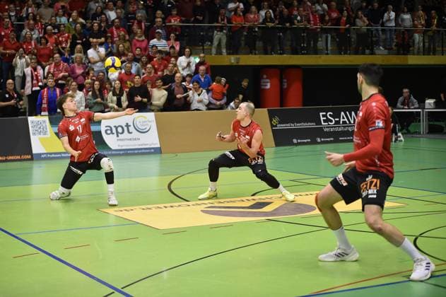 von links Aurel Sprenger (TV Rottenburg, 17), Moritz Rauber (TV Rottenburg, 02), Yannick Menke (TV Rottenburg, 12) TV Rottenburg vs. Barock Volleys Ludwigsburg, Volleyball, 2. Bundesliga Sued, 24. Spieltag, Saison 2024 2025, 22.03.2025, TV Rottenburg vs. Barock Volleys Ludwigsburg, Volleyball, 2. Bundesliga Sued, 24. Spieltag, Saison 2024 2025, 22.03.2025 Rottenburg Copyright: xEibner-Pressefoto RalphxKunzex EP_RKE
