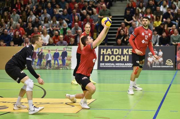 Jakob Elsaesser (TV Rottenburg, 04) am Ball, links Robin Leber (TV Rottenburg, 11), rechts Yannick Menke (TV Rottenburg, 12), im Hintergrund Moritz Rauber (TV Rottenburg, 02) TV Rottenburg vs. Barock Volleys Ludwigsburg, Volleyball, 2. Bundesliga Sued, 24. Spieltag, Saison 2024 2025, 22.03.2025, TV Rottenburg vs. Barock Volleys Ludwigsburg, Volleyball, 2. Bundesliga Sued, 24. Spieltag, Saison 2024 2025, 22.03.2025 Rottenburg Copyright: xEibner-Pressefoto RalphxKunzex EP_RKE