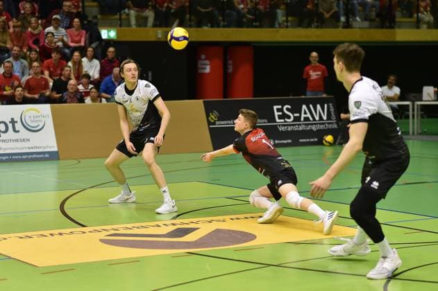 in der Mitte Laurin Schiegl (Barock Volleys MTV Ludwigsburg, 01), links Ben-Simon Bonin (Barock Volleys MTV Ludwigsburg, 06) TV Rottenburg vs. Barock Volleys Ludwigsburg, Volleyball, 2. Bundesliga Sued, 24. Spieltag, Saison 2024 2025, 22.03.2025, TV Rottenburg vs. Barock Volleys Ludwigsburg, Volleyball, 2. Bundesliga Sued, 24. Spieltag, Saison 2024 2025, 22.03.2025 Rottenburg Copyright: xEibner-Pressefoto RalphxKunzex EP_RKE