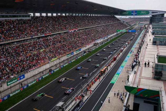 F1 - CHINESE GRAND PRIX 2025 81 PIASTRI Oscar (aus), McLaren F1 Team MCL39, 63 RUSSELL George (gbr), Mercedes AMG F1 Team W16, 04 NORRIS Lando (gbr), McLaren F1 Team MCL39, 01 VERSTAPPEN Max (nld), Red Bull Racing RB21, action, start of the race, depart, during the Formula 1 Heineken Chinese Grand Prix 2025, 2nd round of the 2025 FIA Formula One World Championship, WM, Weltmeisterschaft from March 21 to 23, 2025 on the Shanghai International Circuit, in Shanghai, China - ShanghaiChina Copyright: xEricxAlonsox