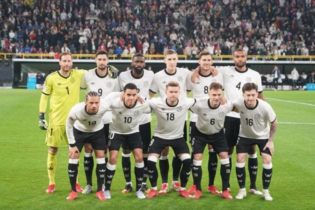 Mannschaftsfoto Deutschland hinten: Torwart Oliver Baumann (Deutschland Germany, 1), Tim Kleindienst (Deutschland Germany, 9), Antonio Rüdiger (Deutschland Germany, 2), Nico Schlotterbeck (Deutschland Germany, 15), Leon Goretzka (Deutschland Germany, 8), Jonathan Tah (Deutschland Germany, 4) vorne: Leroy Sane (Deutschland Germany, 19), Jamal Musiala (Deutschland, Germany, 10), Maximilian Mittelstädt (Deutschland Germany, 18), Joshua Kimmich (Deutschland Germany, 6), Angelo Stiller (Deutschland Germany, 16) - Dortmund 23.03.2025: Deutschland vs. Italien, UEFA Nations League Viertelfinale Rückspiel, Signal Iduna Park