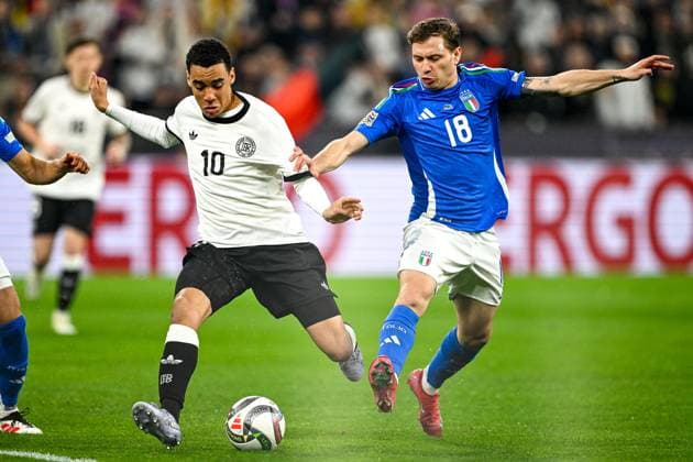 Jamal Musiala (Deutschland, 10) im Zweikampf mit Nicolo Barella (Italien 18), GER, Deutschland (GER) vs Italien (ITA), Fussball, UEFA Nations League Viertelfinale Runde 2, 23.03.2025. GER, Deutschland (GER) vs Italien (ITA), Fussball Laenderspiel, UEFA Nations League Viertelfinale Runde2, 2024 2025, 23.03.2025. Dortmund Copyright: xEibner-Pressefoto FlorianxWieganx EP_FWD