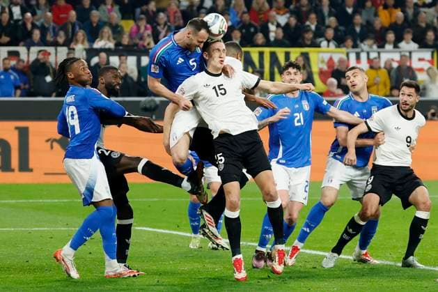im Bild: Kopfballduell zwischen Federico Gatti (Italien, 5) und Nico Schlotterbeck (Deutschland, 15), 23.03.2025, Fussball, UEFA Nations League, Viertelfinale, Deutschland - Italien, GER, Dortmund, Signal Iduna Park, Copyright: HMBxMedia xHeikoxBecker