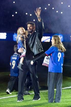 Olivier Giroud reçoit un hommage au Stade de France avant le match France - Croatie Olivier Giroud, entouré de ses enfants Aria, Aaron, Evan et Jade, reçoit un hommage au Stade de France avant le Quart de finale de la Ligue des Nations de l UEFA 2025 France - Croatie (2-0 tab 5-4) au Stade de France à Saint-Denis, le 23 mars 2025. Cyril Moreau Bestimage Olivier Giroud, surrounded by his children Aria, Aaron, Evan and Jade, receives a tribute at the Stade de France before the 2025 UEFA Nations League Quarter-final France - Croatia (2-0 5-4 on penalty shootout) at the Stade de France in Saint-Denis, on March 23, 2025. Saint-Denis France Copyright: xCYRILxMOREAUx xBESTIMAGExCYRILxMOREAUx xBESTIMAGEx