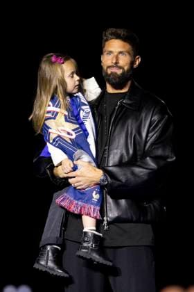 Olivier Giroud reçoit un hommage au Stade de France avant le match France - Croatie Olivier Giroud, entouré de ses enfants Aria, Aaron, Evan et Jade, reçoit un hommage au Stade de France avant le Quart de finale de la Ligue des Nations de l UEFA 2025 France - Croatie (2-0 tab 5-4) au Stade de France à Saint-Denis, le 23 mars 2025. Cyril Moreau Bestimage Olivier Giroud, surrounded by his children Aria, Aaron, Evan and Jade, receives a tribute at the Stade de France before the 2025 UEFA Nations League Quarter-final France - Croatia (2-0 5-4 on penalty shootout) at the Stade de France in Saint-Denis, on March 23, 2025. Saint-Denis France Copyright: xCYRILxMOREAUx xBESTIMAGExCYRILxMOREAUx xBESTIMAGEx