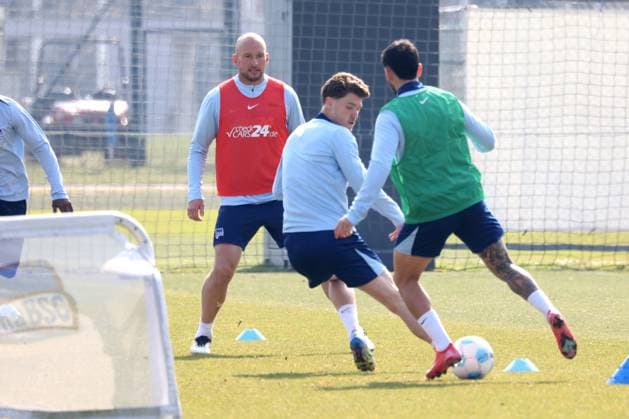 DEU, DFL, 2. FBL Hertha BSC, Training, 24.03.2025, Sportforum, Berlin, DEU, DFL, 2. FBL Hertha BSC, Training, im Bild Toni Leistner (Hertha BSC Berlin 37), Linus Gechter (Hertha BSC Berlin 44), Kevin Sessa (Hertha BSC Berlin 8) DFL - regulations prohibit any use of Photographs as image sequences and or quasi-video Foto: Juergen Engler nordphoto GmbH