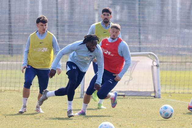 DEU, DFL, 2. FBL Hertha BSC, Training, 24.03.2025, Sportforum, Berlin, DEU, DFL, 2. FBL Hertha BSC, Training, im Bild Deyovaisio Zeefuik (Hertha BSC Berlin 42), Michael Cuisance (Hertha BSC Berlin 27), Andreas Bouchalakis (Hertha BSC Berlin 5) DFL - regulations prohibit any use of Photographs as image sequences and or quasi-video Foto: Juergen Engler nordphoto GmbH